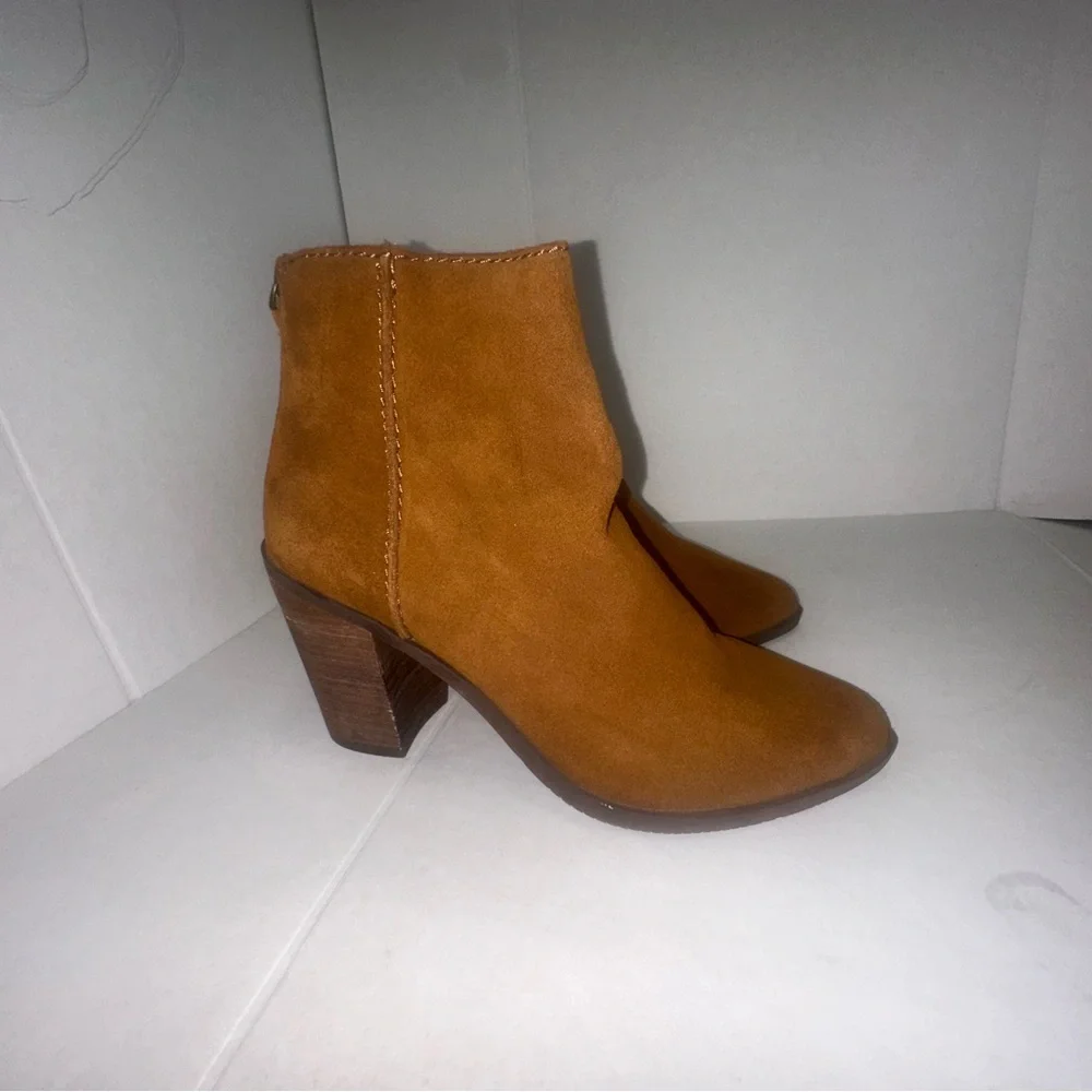 Women's boots in light brown suede size 7. (107)